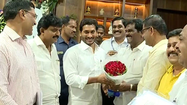 జగన్తో ఆర్టీసీ జేఏసీ నేతల భేటీ..