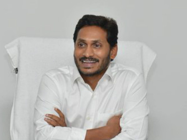 నిన్నటిదాకా హగ్గులు..! ఇప్పుడు ముద్దులు కూడా..!!