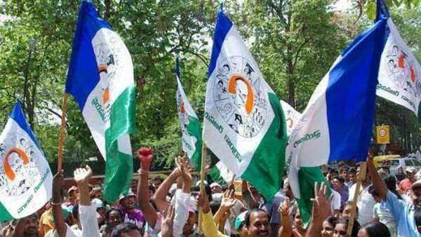 చంద్రబాబే వారిని పార్టీమారేలా చేసి మొసలికన్నీరు కారుస్తున్నారు: వైసీపీ