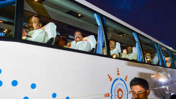 బస్సులో ఎమ్మెల్యేలు