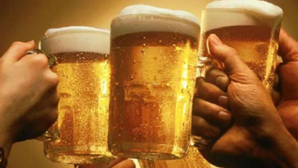 ఆటకు ఆట.. మందుకు మందు.. యానాంకు క్యూ