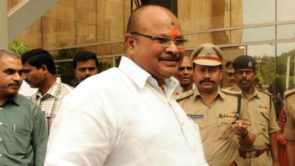 బీజేపి వైపు చూస్తున్న రాయపాటి..! నిలువరిస్తున్న కన్నా..!!