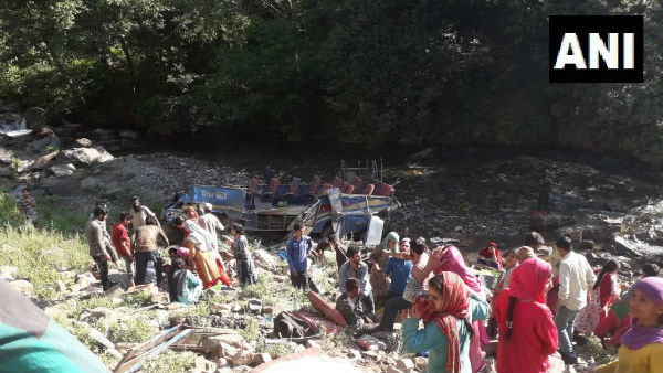 35 Killed, a mini bus fell into a gorge in Jammu and Kashmir 35 Killed, a mini bus fell into a gorge in Jammu and Kashmir