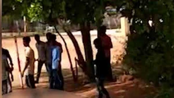 కసిగా కొట్టారు.. కిందపడిపోయినా కూడా వదల్లేదు..!