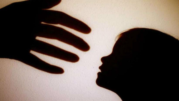 కూతురు తన మాట వినలేదని కోపంతో...