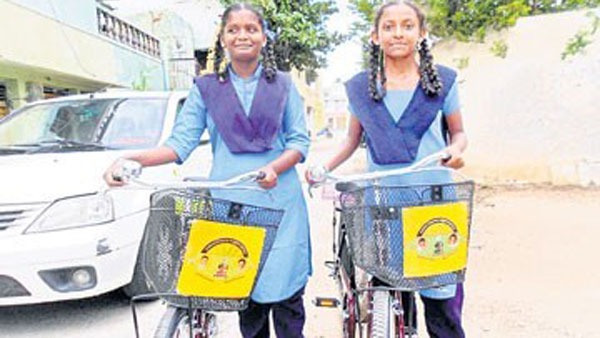 రాజన్న బడిబాలో చంద్రన్న ఫొటోలతో..