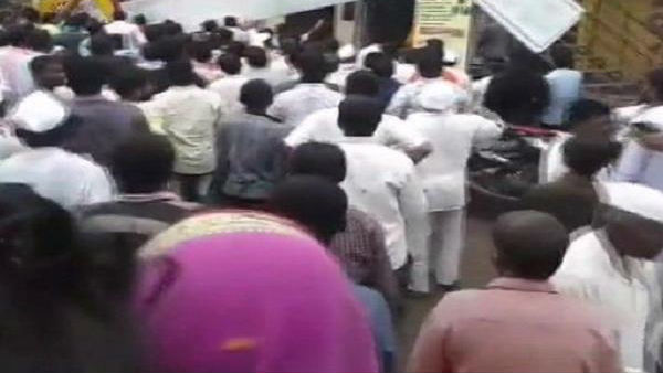 the roof of the roof of the building of a Bank of Maharashtra branch in Solapur collapsedhe building of a Bank of Maharashtra branch in Solapur collapsed the roof of the roof of the building of a Bank of Maharashtra branch in Solapur collapsedhe building of a Bank of Maharashtra branch in Solapur collapsed