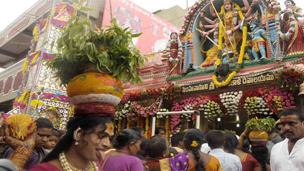 lal darwaja bonalu devotees qued for temples across hyderabad lal darwaja bonalu devotees qued for temples across hyderabad