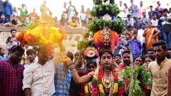 ఊరేగింపుగా గోల్కొండకు