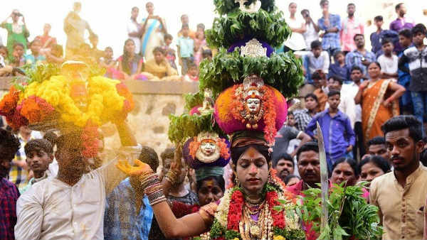 పోతురాజుల కొరడా దెబ్బ తింటే.. పిశాచాలు ఫట్..!