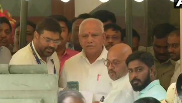 గురువారం నుండి శుక్రవారానికి మారిన సీఎం ప్రమాణ స్వీకారం