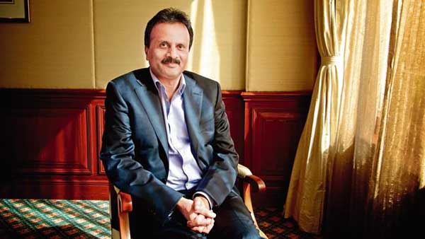 కారు దిగి వెళ్లిన సిద్ధార్థ