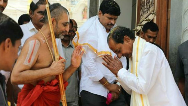 ఆ మధ్య చినజీయర్ స్వామిని కలిసిన తెలంగాణ రెవెన్యూ అధికారులు