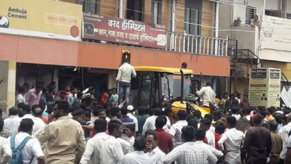 One killed, 10 injuredin Maharashtra bank roof collapse One killed, 10 injuredin Maharashtra bank roof collapse