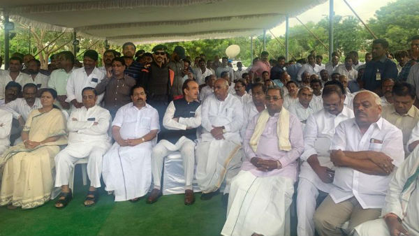 Karnataka former Speaker Ramesh Kumar and Former CM Siddaramaiah participated in Jaipal Reddys funeral Karnataka former Speaker Ramesh Kumar and Former CM Siddaramaiah participated in Jaipal Reddys funeral