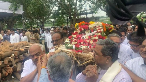 Karnataka former Speaker Ramesh Kumar and Former CM Siddaramaiah participated in Jaipal Reddys funeral Karnataka former Speaker Ramesh Kumar and Former CM Siddaramaiah participated in Jaipal Reddys funeral