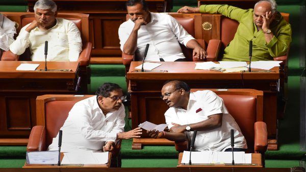 చాముండి అమ్మవారిని దర్శించిన రేవణ్ణ