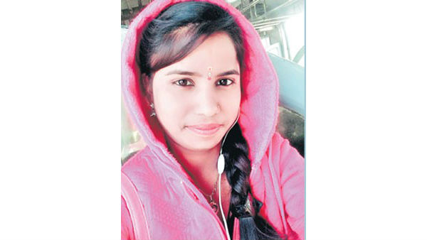 woman dead in MMTS at Begumpet woman dead in MMTS at Begumpet
