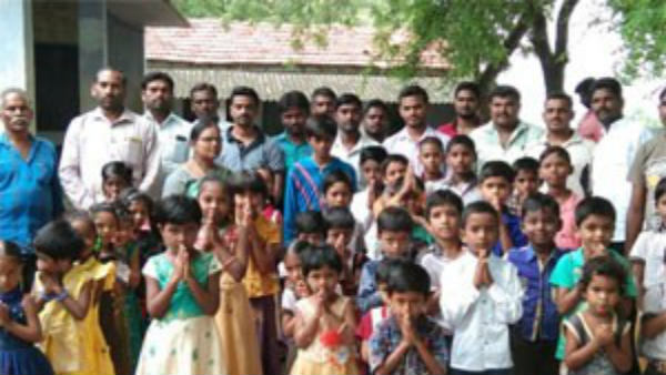 పదేళ్ల నుంచి బడి బంద్.. గ్రామస్తుల సంకల్పంతో పునరుజ్జీవం