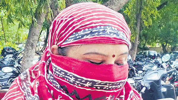హోం మంత్రిని కలిసిన బాధితురాలు.. పోలీసులకు ఫిర్యాదు