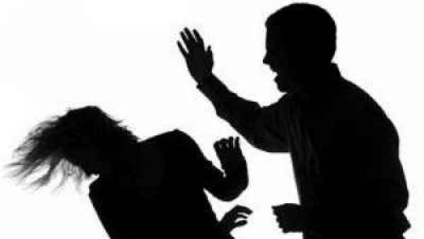భార్యను రాళ్ళు, కర్రతో మోది చంపి .. తానూ ఆత్మహత్య చేసుకున్న భర్త