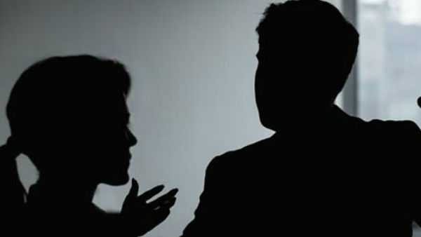 పొలంలో భార్యాభర్తల మృతదేహాలు ..కేసు దర్యాఫు చేస్తున్న పోలీసులు