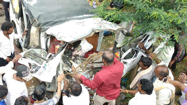 11 people died in a tragic accident in Murugmalla near Chinthamani. 11 people died in a tragic accident in Murugmalla near Chinthamani.
