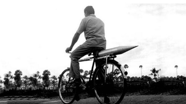 1963లో రాకెట్ విడిభాగాన్ని సైకిల్పై మోసుకెళుతున్న ఉద్యోగి