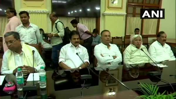 ఎమ్మెల్యేలకు విప్ జారీ