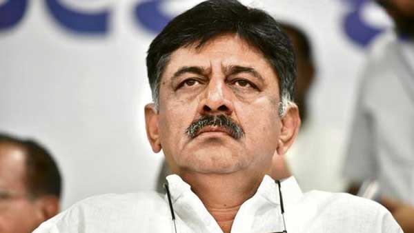 శివకుమార్ను అడ్డుకున్న పోలీసులు
