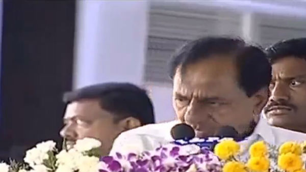 చిననాటి స్నేహితులతో ఆత్మీయంగా.. ఉపాధ్యాయులను గుర్తు చేసుకున్న కేసీఆర్