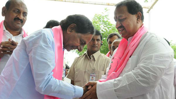 ఎన్ని ఫిర్యాదులు చేసినా టీఆర్ఎస్ ను వీడని డీఎస్