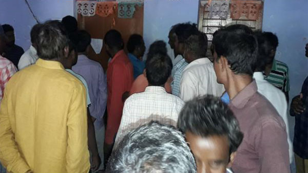 khammam district farmers protest against tahsildar office staff bribe khammam district farmers protest against tahsildar office staff bribe