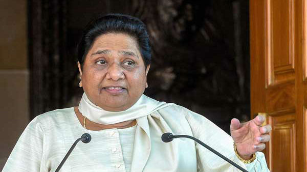 60 సంవత్సరాలు ఉన్న మాయవతి అందంగా కనిపిస్తోంది..