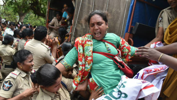 Mid day meals workers protest in Vijayawada and call for Chalo Assembly on demanding to clear arrears Mid day meals workers protest in Vijayawada and call for Chalo Assembly on demanding to clear arrears