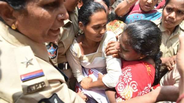 Mid day meals workers protest in Vijayawada and call for Chalo Assembly on demanding to clear arrears Mid day meals workers protest in Vijayawada and call for Chalo Assembly on demanding to clear arrears