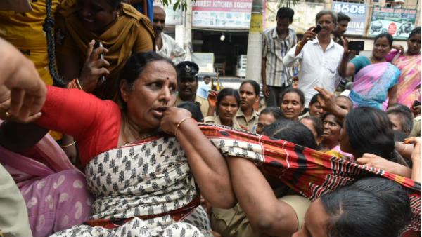 Mid day meals workers protest in Vijayawada and call for Chalo Assembly on demanding to clear arrears Mid day meals workers protest in Vijayawada and call for Chalo Assembly on demanding to clear arrears