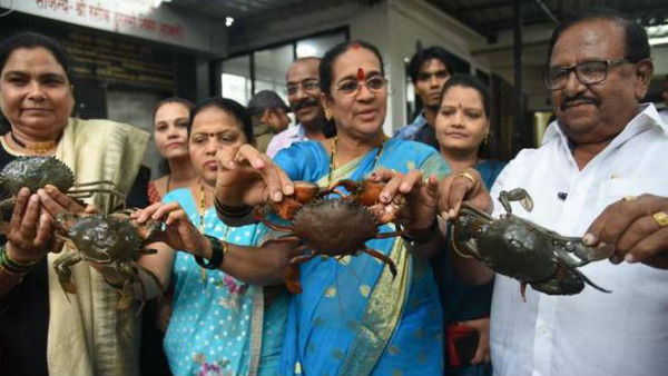 ఎన్సీపీ నేతలకు అస్త్రం.. పోలీస్ స్టేషన్కు పీతలు