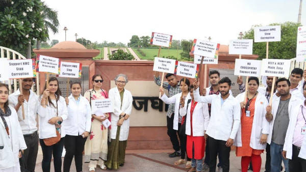 తెలుగురాష్ట్రాల్లో కొనసాగుతున్న వైద్యుల ఆందోళన ... ఎమర్జన్సీ సేవల కొనసాగింపు