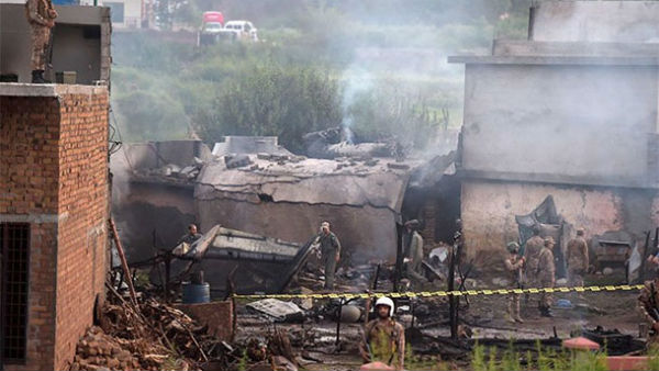 pakistan air craft crashed at building pakistan air craft crashed at building