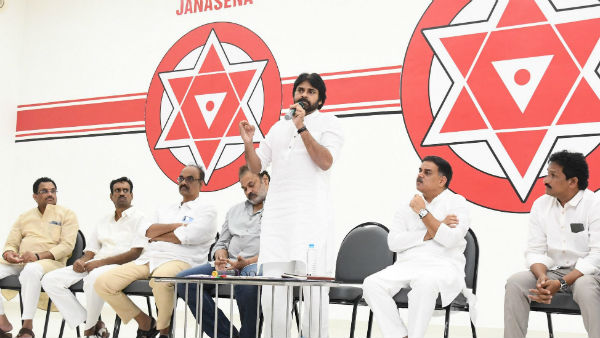 చిరంజీవి రాజకీయాల్లో కష్టాలు పడ్డాడు కనుకే పవన్ కు కష్టాలు వద్దని వారించిన మెగా ఫ్యామిలీ