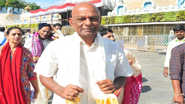 APCC Chief Raghuveera Reddy visits Tirumala, says no more politics for six months APCC Chief Raghuveera Reddy visits Tirumala, says no more politics for six months