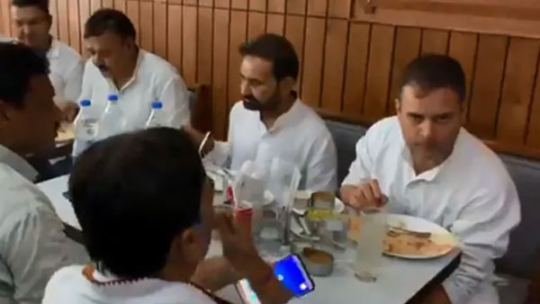Rahul Gandhi visited a restaurant feasted on South Indian speciality dosa for lunch Rahul Gandhi visited a restaurant feasted on South Indian speciality dosa for lunch