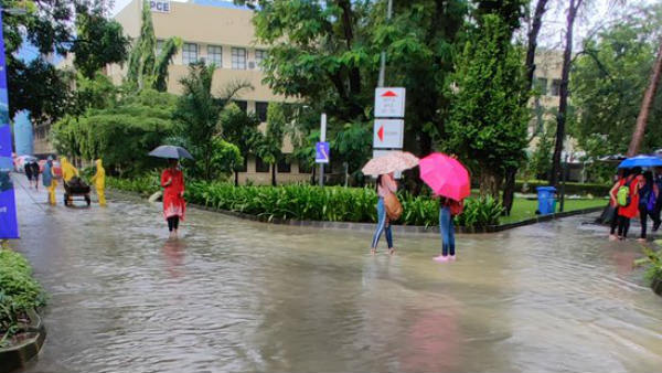 రూఫ్ కూలి 8మందికి గాయాలు