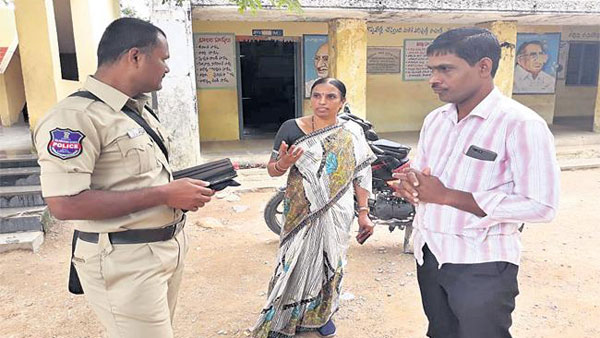 విద్యార్థుల ఎదుటే బూతు పురాణం