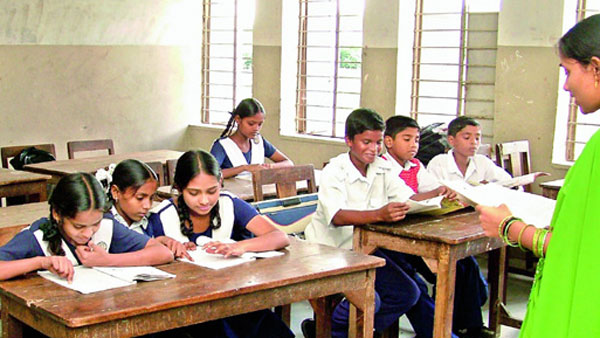 సహచర ఉద్యోగులు, ఎంఈవో జోక్యం.. చివరకు రాజీ
