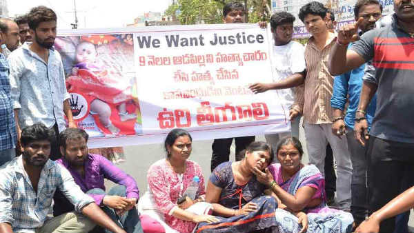 శ్రీహిత కోసం పెట్టిన బ్యానర్లను తొలగిస్తున్న స్థానికులు... మా ఇంట్లోనూ చిన్న పిల్లలు ఉన్నారంటున్న స్థానికులు