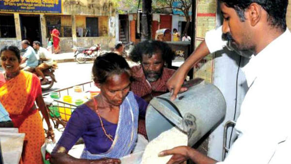 తెలంగాణాలో రేషన్ తీసుకున్న ఏపీ వాసులు ... రేషన్ పోర్టబులిటీలో తెలంగాణా ముందడుగు