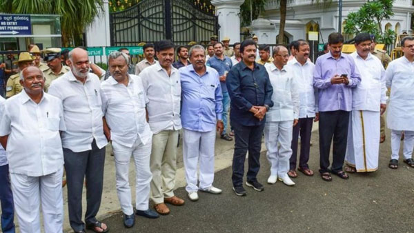 రెబల్ ఎమ్మెల్యేలకు శిక్ష