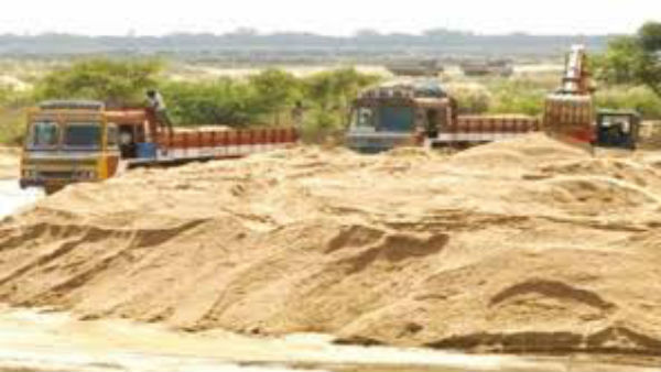 బ్లాక్ మార్కెట్లో ట్రాక్టర్ ఇసుక ధర 15 వేలు .. తీవ్ర నష్టంలో నిర్మాణ రంగం